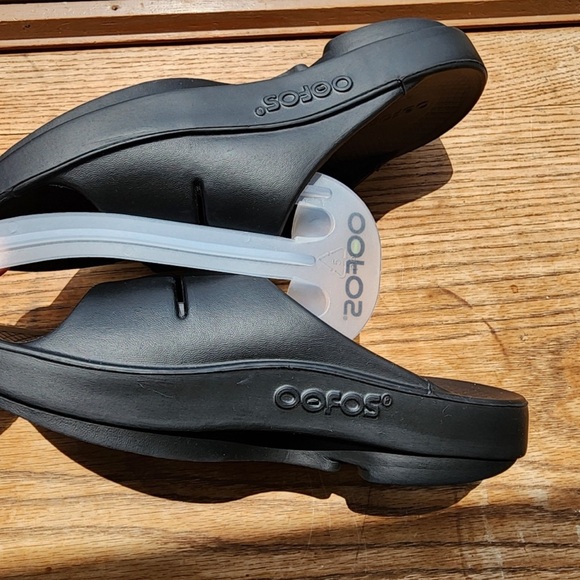 OOFOS Brand New they don’t fit me Women’s 8 Men’s 6 veryyyy comfy - Picture 3 of 4